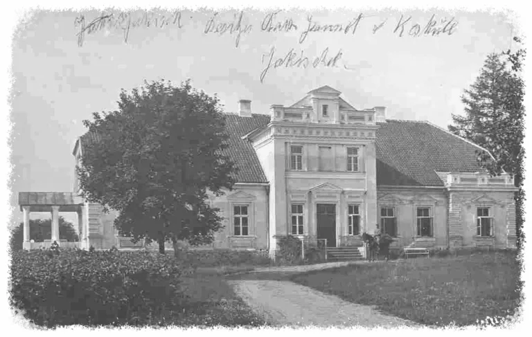 Jakiškių dvaro fasadas, XIX a. architektūros pavyzdys su autentiškais langais ir frontonu