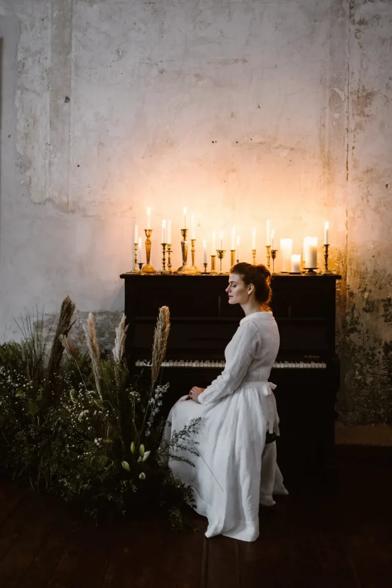 Kūrybinė fotosesija Jakiškių dvare – moteris prie pianino žvakių šviesoje