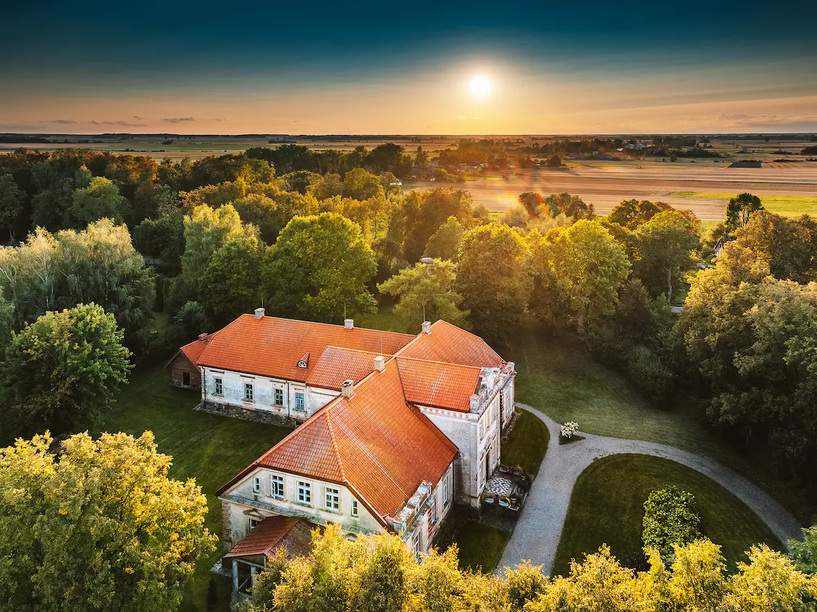 Jakiškių dvaras iš paukščio skrydžio – XIX a. istorinis dvaras Joniškio rajone