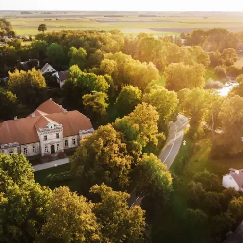 Jakiškių dvaras iš paukščio skrydžio, apsuptas parko žalumos
