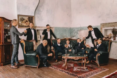 Jaunikio komanda Jakiškių dvare – fotosesija dvaro svetainėje