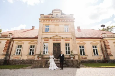 Vestuvių pora Jakiškių dvaro fasado fone