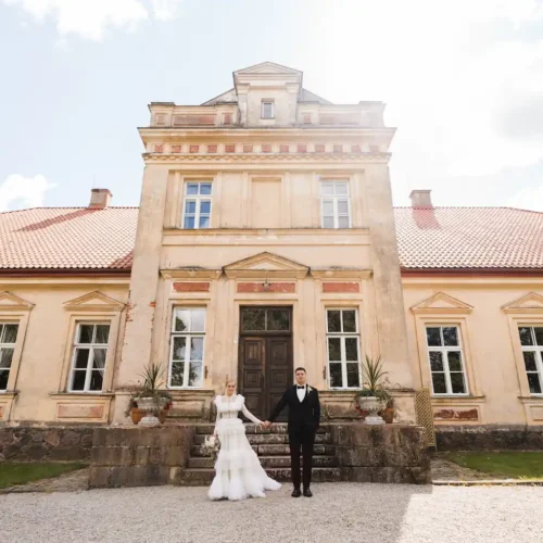 Vestuvių pora Jakiškių dvaro fasado fone