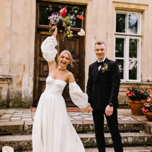 Jaunavedžiai prie Jakiškių dvaro fasado