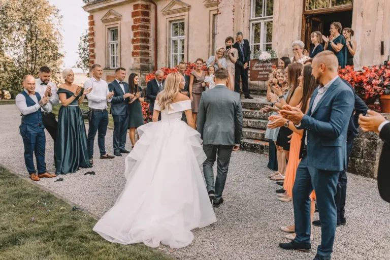 Jaunieji išeina iš Jakiškių dvaro, svečiai ploja po ceremonijos