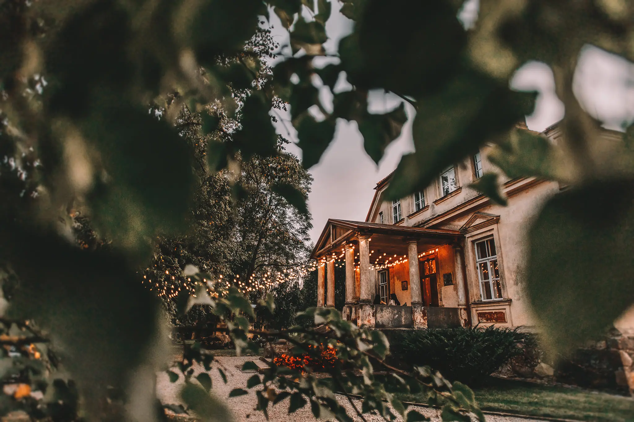 Jakiškių dvaras vakare su švieselių girliandomis – autentiška švenčių vieta Joniškio rajone