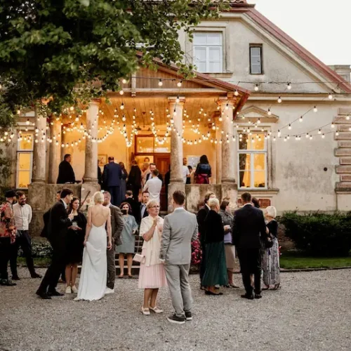 Jakiškių dvaras – vakarinė vestuvių šventė po švieselių girliandomis